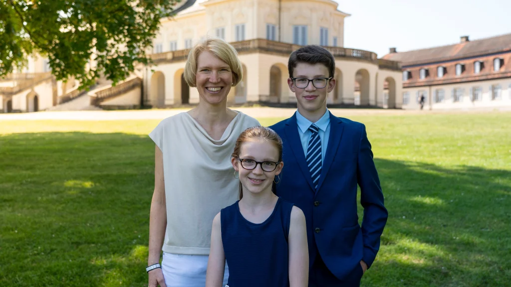 Familienportrait-vor-dem-Schloss-Solitude