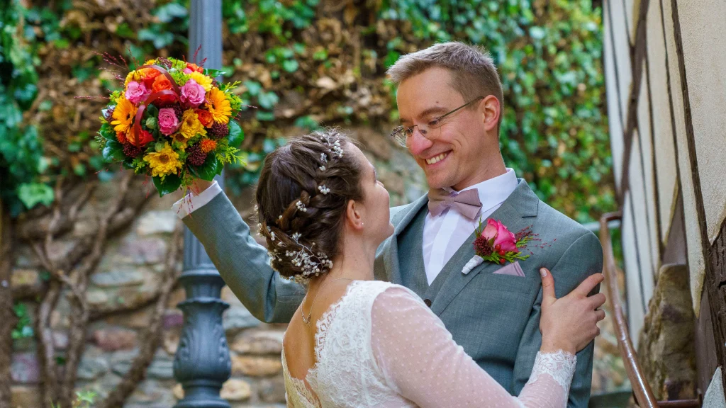 gluckliches-hochzeitspaar-in-altstadt