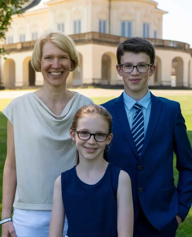 Familienportrait-vor-dem-Schloss-Solitude