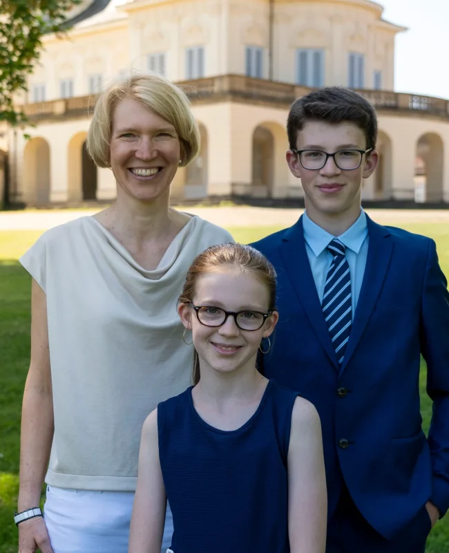 Familienportrait-vor-dem-Schloss-Solitude
