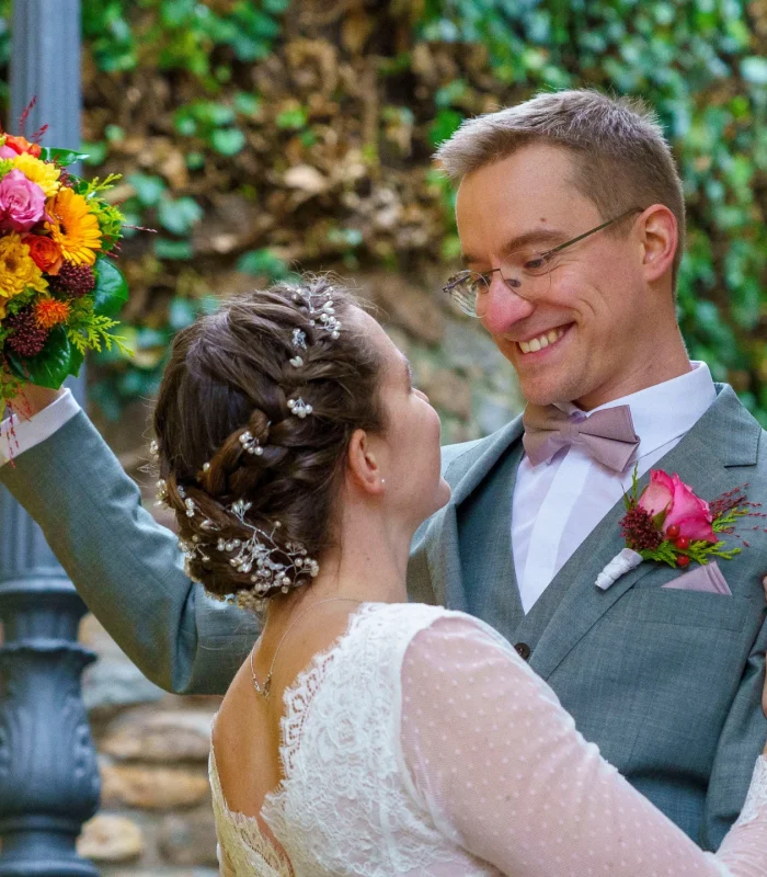 gluckliches-hochzeitspaar-in-altstadt