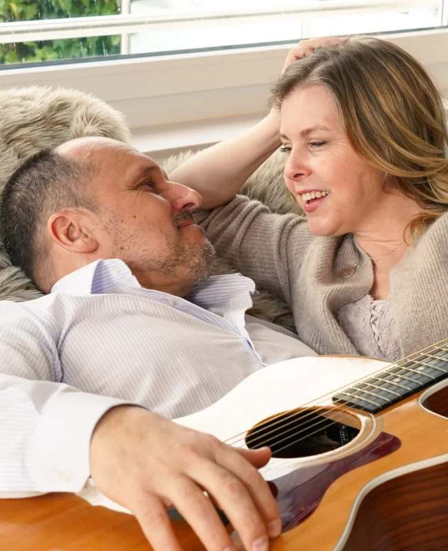 photo-shoot-with-a-couple-in-a-cosy-living-room