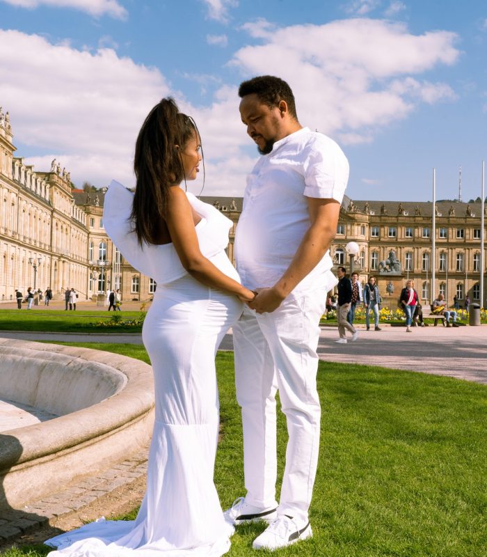 pregnancy-shoot-near-a-fountain