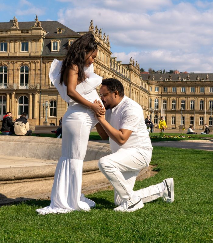proposal-in-front-of-a-fountain