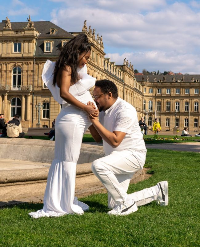 proposal-in-front-of-a-fountain